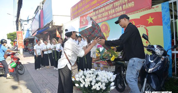 Chủ tiệm tặng 1.000 bông hoa tiễn đưa liệt sĩ ở Công viên Lê Thị Riêng
