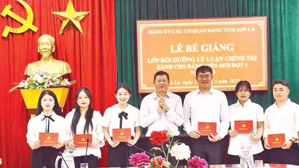 Chú trọng phát triển đảng viên là người dân tộc thiểu số