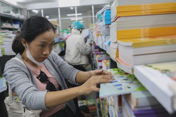 Chưa bao giờ mua sách cho con đi học mà... mệt như năm nay