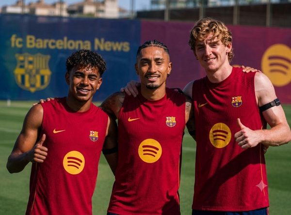 Chưa có bàn thắng, Anthony Gordon vẫn chiếm trọn cảm tình ở Barca