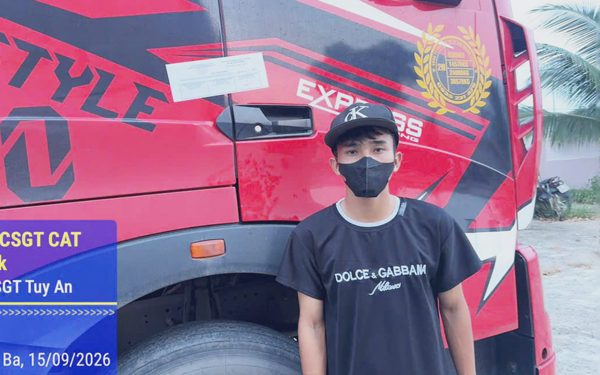 Chưa có bằng vẫn lái xe đầu kéo, chạy quá tốc độ: Kiểm tra căn cước tài xế, CSGT 'giật mình'