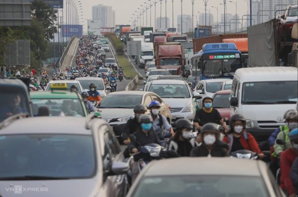 Chuẩn bị gì để hạn chế xe xăng dầu vào trung tâm TP HCM giữa  2027?