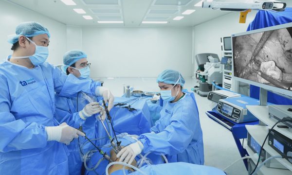 Chùm polyp bít kín niệu quản cô gái