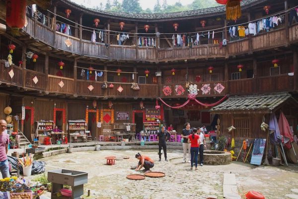 "Chung cư cổ" hàng trăm năm tuổi giữa núi rừng: Nơi cả dòng tộc cùng sống