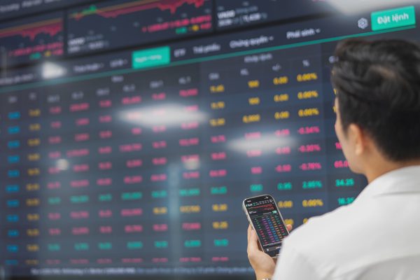 Chứng khoán 13-10: VN-Index giữ vững vùng hỗ trợ 1.720 điểm, thị trường đã tạo đáy?