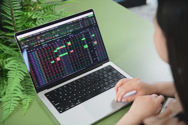 Chứng khoán 27-10: VN-Index điều chỉnh kỹ thuật, nên chốt lời hay giải ngân thêm?