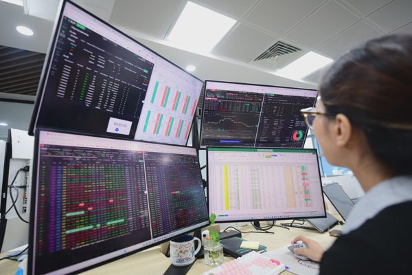 Chứng khoán 27-8: Dự báo VN-Index hướng tới 1.850 điểm, ngành điện có thông tin tích cực