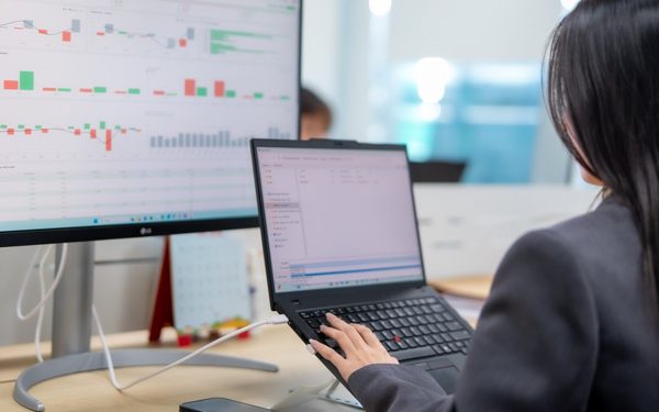 Chứng khoán 7-10: VN-Index phục hồi nhờ lực cầu bắt đáy, nên giải ngân?