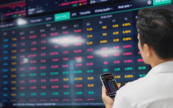 Chứng khoán bùng nổ sau tin FTSE, cổ phiếu PNJ tiếp tục tăng trần
