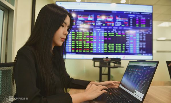 Chứng khoán đảo chiều tăng gần 8 điểm