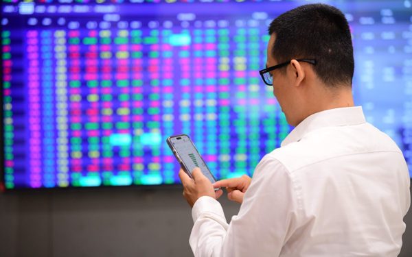 Chứng khoán đầu tháng 10 đỏ lửa, cổ phiếu PNJ vẫn bị bán tháo