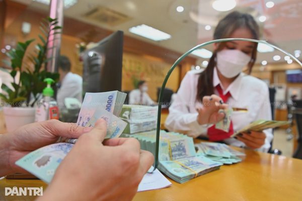 Chứng khoán đầu tuần rung lắc, cổ phiếu ngân hàng đồng loạt giảm