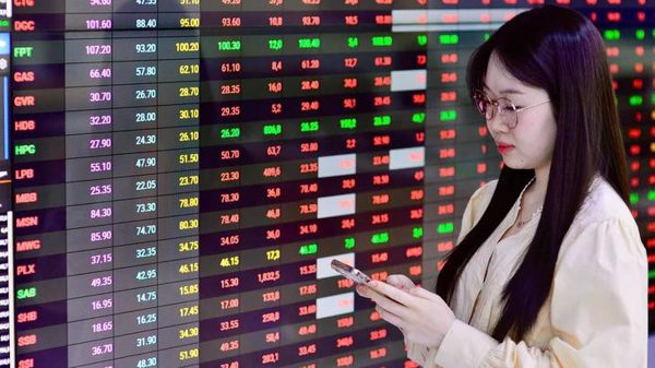Chứng khoán 'đỏ lửa' đầu tuần, VN-Index mất hơn 14 điểm