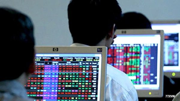 Chứng khoán ngày 15/10: Cổ phiếu năng lượng, bảo hiểm lao dốc, VN-Index mất mốc 1.700 điểm