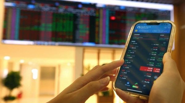 Chứng khoán ngày 19/10: Cổ phiếu ngân hàng đồng loạt giảm, VN-Index mất hơn 16 điểm