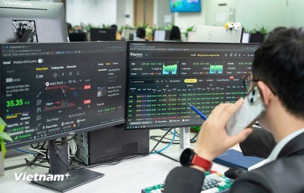 Chứng khoán ngày 26/8: VN-Index vượt xa mốc 1.800 điểm nhờ nhóm vốn hóa lớn