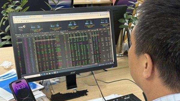 Chứng khoán ngày 30/10: VN-Index giảm gần 14 điểm, sắc đỏ tiếp tục áp đảo
