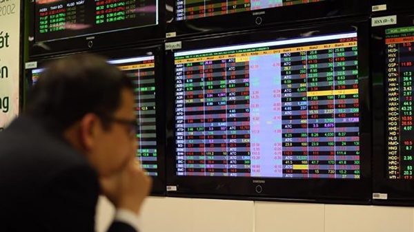Chứng khoán ngày 9/10: Khối ngoại bán ròng hơn 9.700 tỷ đồng, VN-Index mất gần 4 điểm