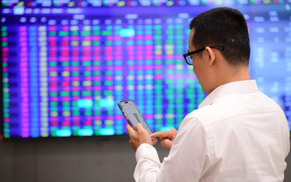 Chứng khoán 'trầm lắng' đầu tuần, PNJ lại giảm sàn