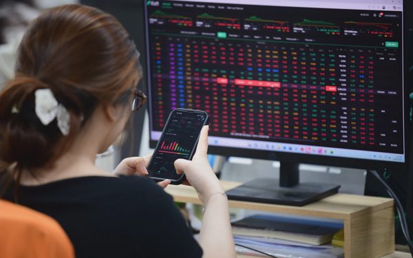 Chứng khoán vẫn lao đao, một mã họ Viettel ngược dòng tăng trần