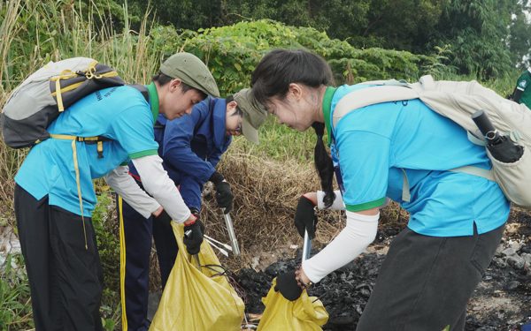 Chung tay chung sức nhặt rác, làm sạch môi trường