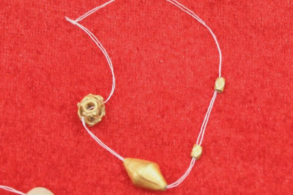 Chuỗi hạt bằng vàng và thủy tinh trong mộ gạch cổ hơn 1.600 năm tuổi