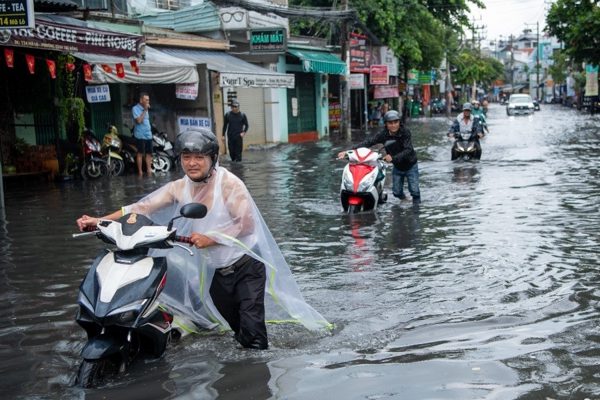 Chuỗi ngày mưa ngập, kẹt xe bủa vây: Nỗi khổ kép của người dân TPHCM