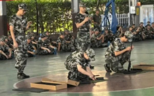 Chuỗi trà sữa đào tạo nhân viên như quân đội: Thu điện thoại, gấp chăn vuông