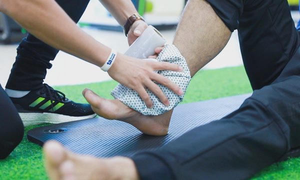 Chườm lạnh - nóng đúng cách khi chấn thương dây chằng