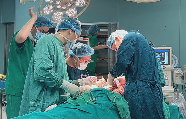 Chườm nóng trị tê chân, người đàn ông hoại tử lộ gân xương