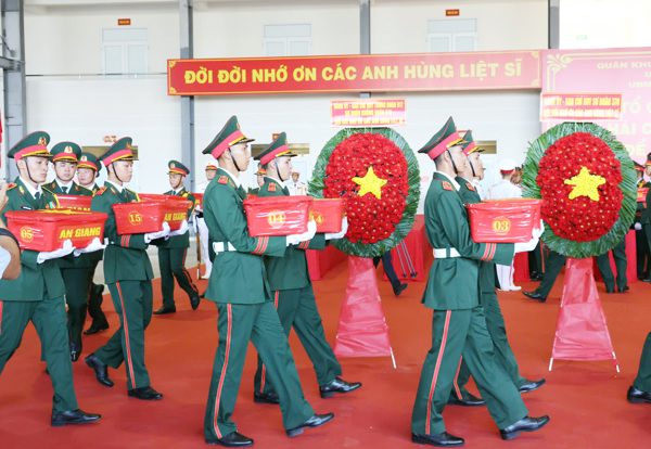Chuyến bay đặc biệt đưa 8.453 mẫu hài cốt liệt sĩ ra Hà Nội giám định ADN