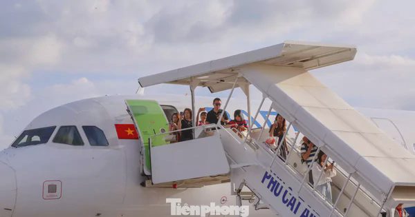 Chuyến bay đầu tiên hạ cánh xuống đường băng mới hơn 3.200 tỷ tại Phù Cát