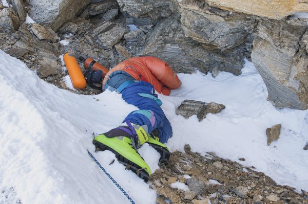 Chuyện chưa từng công bố về thi thể đóng băng nằm ở Everest 30 năm