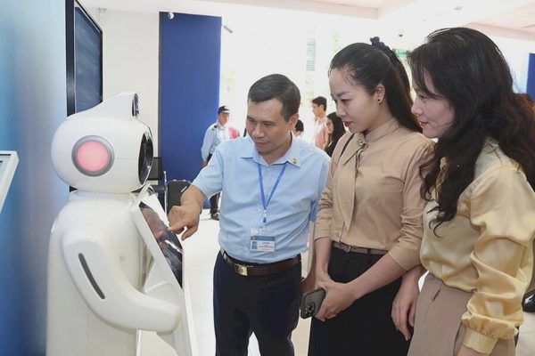 Chuyển đổi số không thể dừng ở phần mềm khi người dân vẫn phải chờ lâu