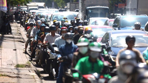 Chuyển đổi xe buýt và xe 3 bánh thu gom rác để kiểm soát khí thải