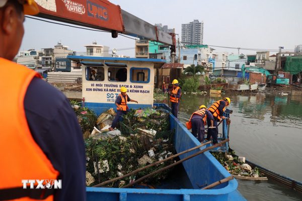 Chuyến ghe làm sạch những dòng kênh đô thị trong Thành phố Hồ Chí Minh