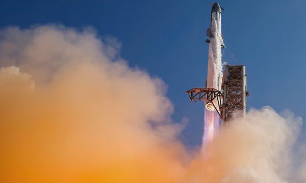 Chuyện gì xảy ra nếu SpaceX và Tesla sáp nhập?