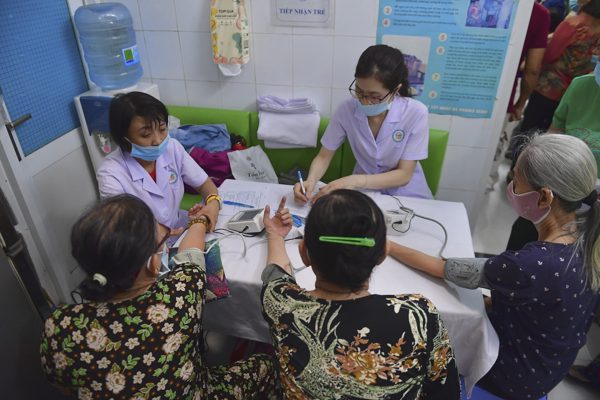 Chuyên gia cảnh báo gánh nặng nhiễm trùng ở người cao tuổi
