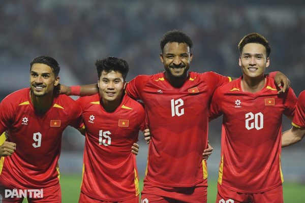 Chuyên gia châu Âu: “Bóng đá Việt Nam nên dừng nhập tịch cầu thủ”