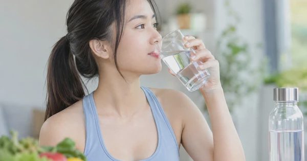 Chuyên gia dinh dưỡng chia sẻ lượng nước cần uống để hỗ trợ giảm cân