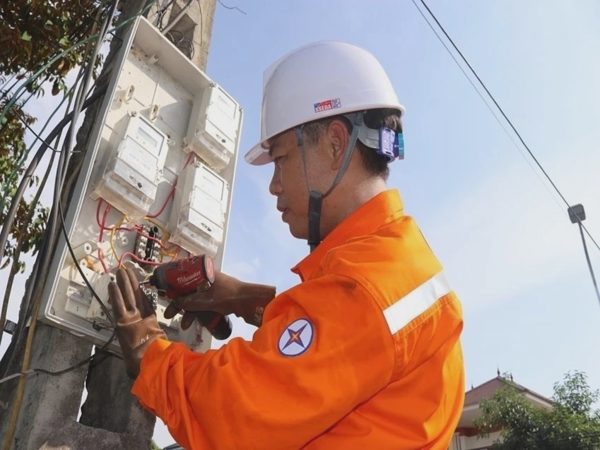Chuyên gia: Khó giảm tiền điện nếu buổi tối tính giá cao
