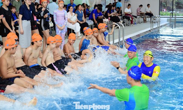 Chuyên gia Nhật chỉ cách biến quần áo thành phao, phòng chống đuối nước