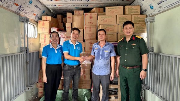 Chuyển quà Trung thu đến các em thiếu nhi là con cán bộ, chiến sĩ Vùng 5 Hải quân
