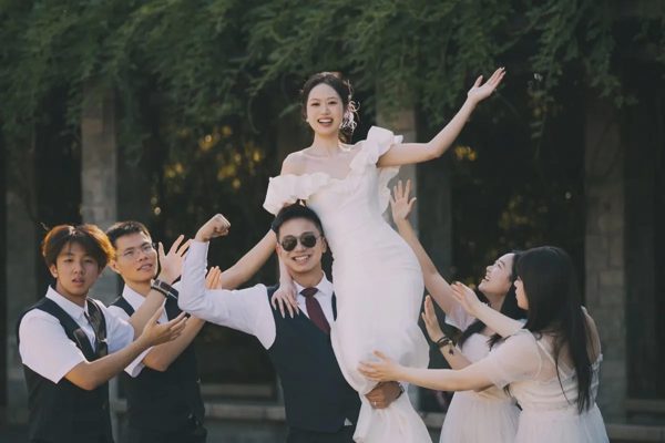 Chuyện tình hiếm có: Cặp đôi Trung Quốc họ tên giống hệt nhau, làm một nghề