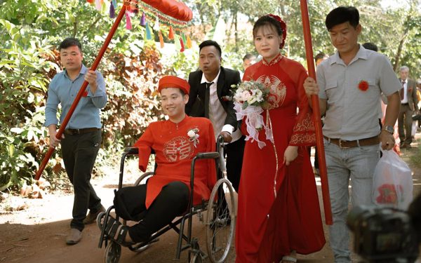 Chuyện tình yêu cổ tích có thật: Không còn đôi tay, anh vẫn nắm tay em đi hết cuộc đời