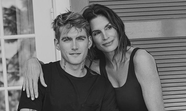 Cindy Crawford: 'Cả nhà đau đớn tột cùng khi con trai qua đời'