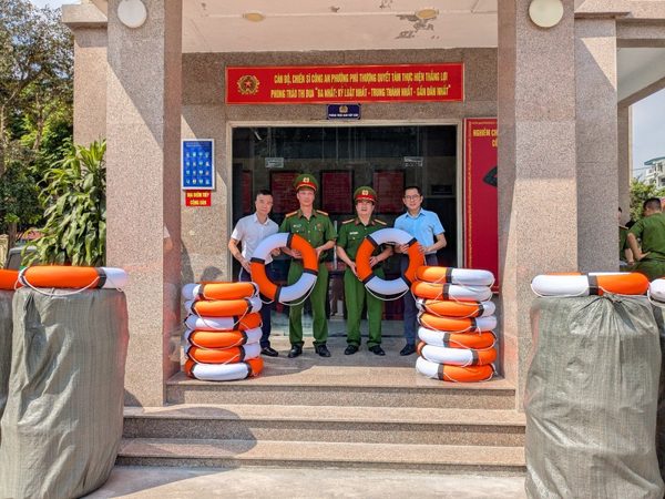 Ciputra Hanoi trao tặng 100 phao cứu sinh cho công an phường Phú Thượng