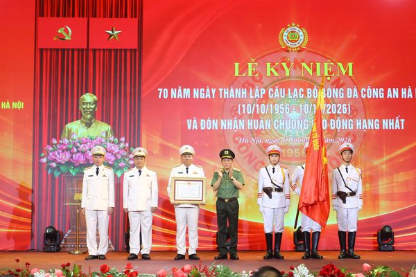 CLB CAHN đón nhận Huân chương Lao động hạng Nhất