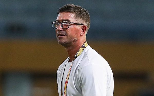 CLB Hà Nội căng thẳng, HLV Kewell họp với cầu thủ rất lâu trong phòng thay đồ