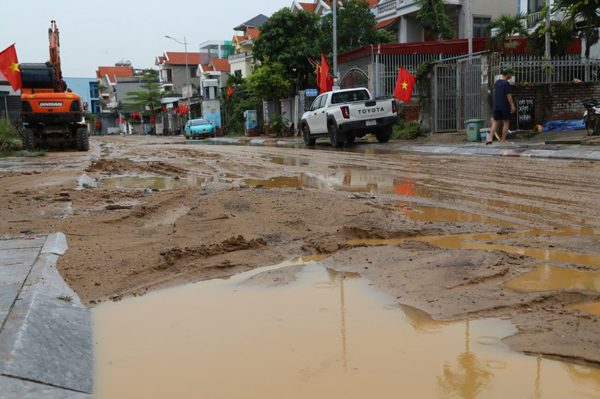 CLIP: 'Bão bùn' từ trên đồi đổ xuống, phủ kín gần 1km đường phố ở Quảng Ninh